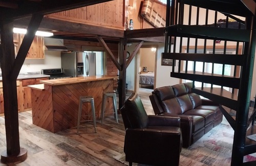 Watkins Glen Cabine | Cabin in the woods. Minutes to Watkins Glen State Park, Racetrack & Wine Trail!