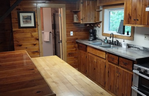 Watkins Glen Cabine | Cabin in the woods. Minutes to Watkins Glen State Park, Racetrack & Wine Trail!
