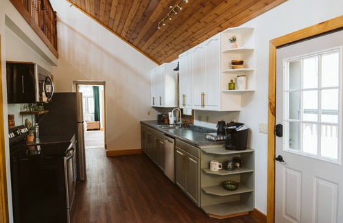 King Cabine | Cabin in the woods with hot tub and lake views. Pets welcome! Close to Nordic.