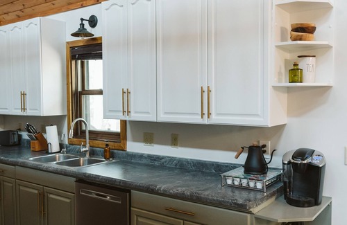 King Cabine | Cabin in the woods with hot tub and lake views. Pets welcome! Close to Nordic.