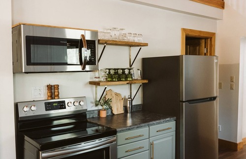 King Cabine | Cabin in the woods with hot tub and lake views. Pets welcome! Close to Nordic.