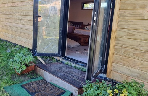 Johnsonville Cabine | Cabin near amenities & public transport in Wellington, wifi & creature comfort.