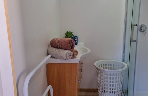 Johnsonville Cabine | Cabin near amenities & public transport in Wellington, wifi & creature comfort.