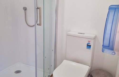 Johnsonville Cabine | Cabin near amenities & public transport in Wellington, wifi & creature comfort.