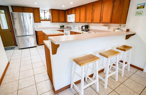 Travis Country Maison | Cabin near Creek in Friendly Neighborhood- Great for family or business travel!