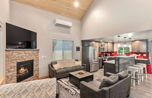 Paradise Estates Cabine | Cabin near Mt Rainier w/Jetted Tub, Hot Tub, EV!