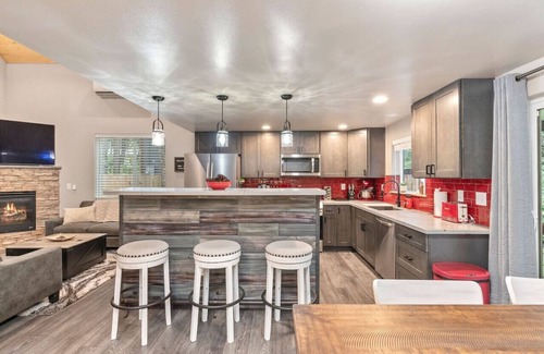 Paradise Estates Cabine | Cabin near Mt Rainier w/Jetted Tub, Hot Tub, EV!