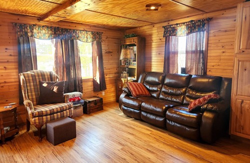 Payne County Cabine | Cabin of Sunset View: cozy 3-bedroom cabin in Perkins with WiFi near OSU