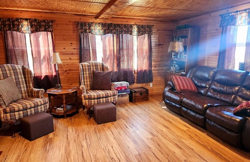 Payne County Cabine | Cabin of Sunset View: cozy 3-bedroom cabin in Perkins with WiFi near OSU