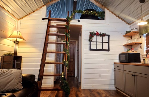 Payne County Cabine | Cabin of Western Skies: loft, Wi-Fi , and tiny home living-close to OSU