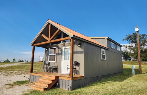 Payne County Cabine | Cabin of Western Skies: loft, Wi-Fi , and tiny home living-close to OSU