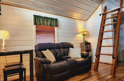 Payne County Cabine | Cabin of Western Skies: loft, Wi-Fi , and tiny home living-close to OSU
