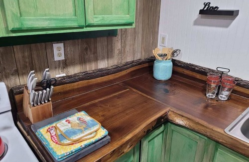 Nelsonville Maison | Cabin on a working ranch with Highland cattle in Hocking Hills