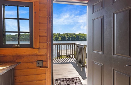 Poyntelle Cabine | Cabin on the Lake Deck, Dock & Woods