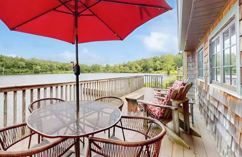 Poyntelle Cabine | Cabin on the Lake Deck, Dock & Woods