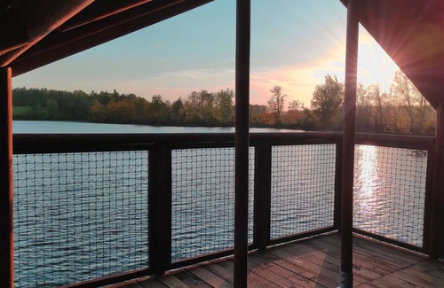 Flayat Maison | Cabane sur l'eau avec vue panoramique sur le lac.