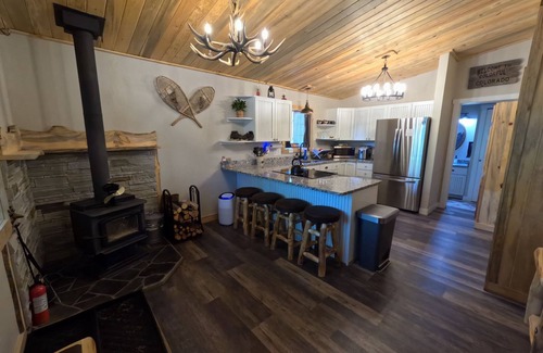 Rainbow Valley Cabine | Cabin Pet-Friendly with 2 King Beds and Deck Near Pikes Peak