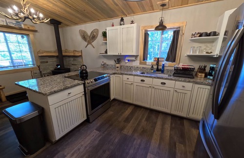 Rainbow Valley Cabine | Cabin Pet-Friendly with 2 King Beds and Deck Near Pikes Peak