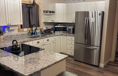 Rainbow Valley Cabine | Cabin Pet-Friendly with 2 King Beds and Deck Near Pikes Peak