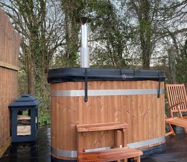 Chepstow Maison | Cabin Retreat near Chepstow Sleeps 2 with Hot Tub