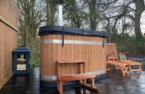 Chepstow Maison | Cabin Retreat near Chepstow Sleeps 2 with Hot Tub