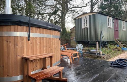 Chepstow Maison | Cabin Retreat near Chepstow Sleeps 2 with Hot Tub