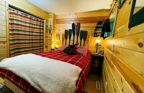 Backus Cabine | Cabin Retreat Nestled Among the Pines