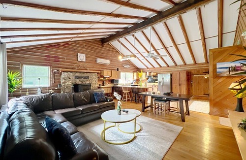 High Springs Maison | Cabin Retreat on 8.5 Acres – High Springs, FL