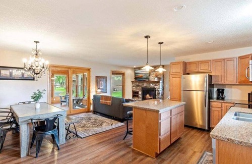 Nisswa Cabine | Elegant Cabin w/ Fireplace ready for a Couple's Getaway on Gull Lake