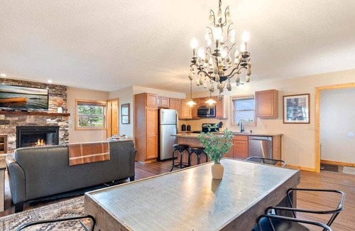 Nisswa Cabine | Elegant Cabin w/ Fireplace ready for a Couple's Getaway on Gull Lake