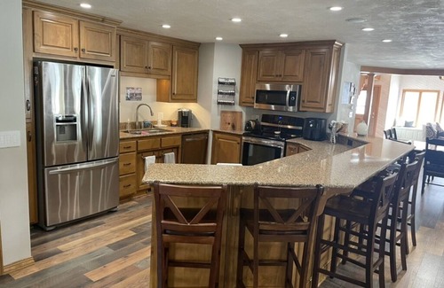 New London Maison | Cabin Style Home in Woods, Private Pool, Hot Tub, Snowmobile, Fire Pit, Horses.