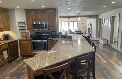 New London Maison | Cabin Style Home in Woods, Private Pool, Hot Tub, Snowmobile, Fire Pit, Horses.