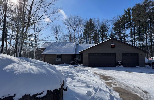 New London Maison | Cabin Style Home in Woods, Private Pool, Hot Tub, Snowmobile, Fire Pit, Horses.