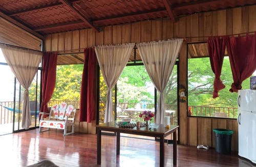 Atenas Cabine | Cabin surrounded by nature at ground level with terrace