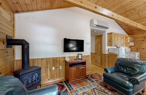 Northport Cabine | Cabin surrounded in nature walks, equipped with kitchen, fireplace, AC
