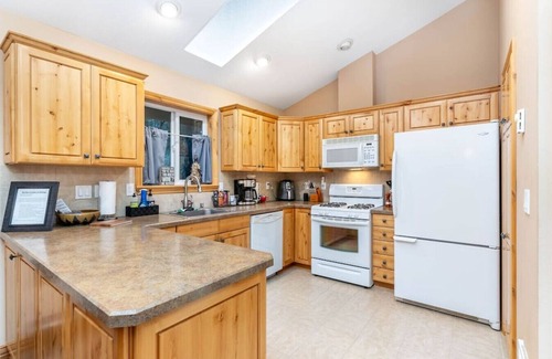 Paradise Estates Cabine | Cabin w/Covered Hot Tub, Firepit, EV, generator, 5 miles to Mt Rainier entrance
