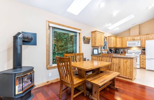 Paradise Estates Cabine | Cabin w/Covered Hot Tub, Firepit, EV, generator, 5 miles to Mt Rainier entrance