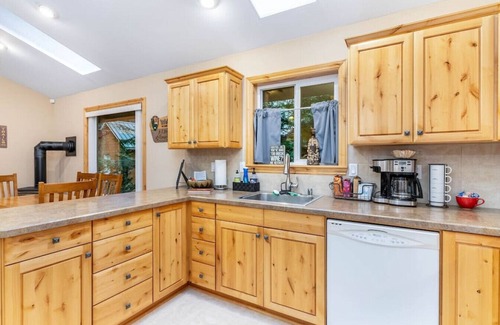 Paradise Estates Cabine | Cabin w/Covered Hot Tub, Firepit, EV, generator, 5 miles to Mt Rainier entrance
