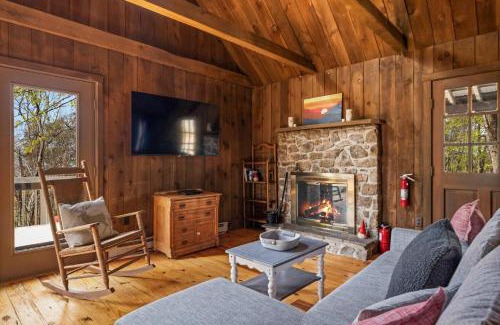 Mathias Maison | Cabin w Fireplace Fire Pit Grill & Games