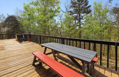 Mathias Maison | Cabin w Fireplace Fire Pit Grill & Games