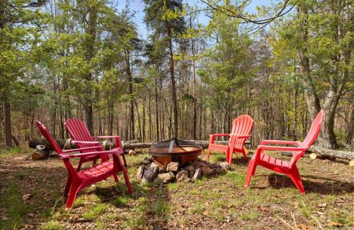 Mathias Maison | Cabin w Fireplace Fire Pit Grill & Games