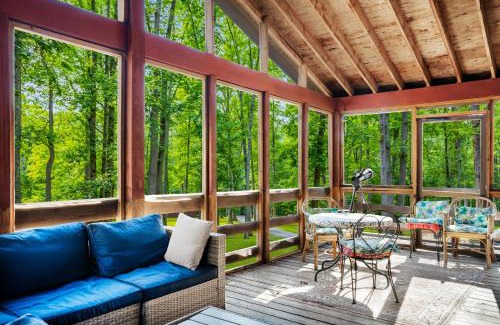 Great Cacapon Maison | Cabin w New Hot Tub, River, Kayak, WiFi, & Fire Pit