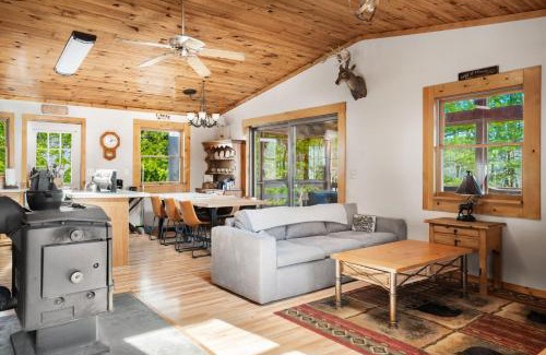 Great Cacapon Maison | Cabin w New Hot Tub, River, Kayak, WiFi, & Fire Pit