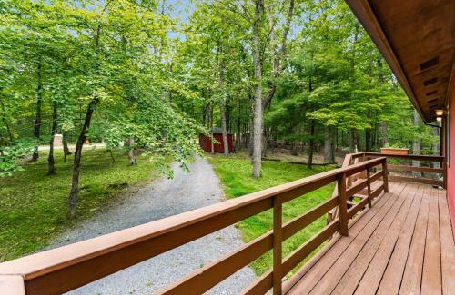 Great Cacapon Maison | Cabin w New Hot Tub, River, Kayak, WiFi, & Fire Pit