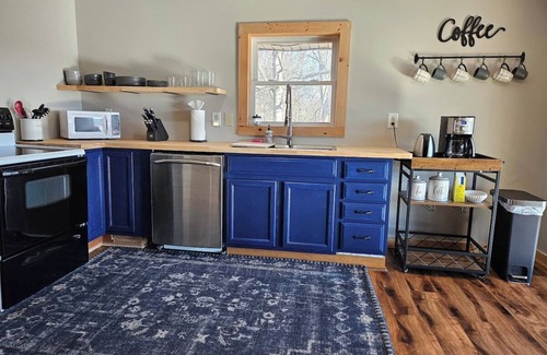 Grove City Cabine | Cabin with hot tub and relaxing views!