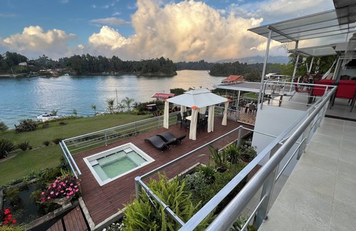 Guatape Cabine | Cabin with jacuzzi, lake view and close to the Guatapé stone. Pet friendly
