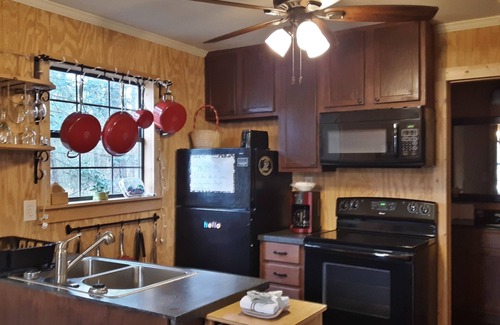 Flint Cabine | Family Friendly Farm Cabin * Foyer de feu * Étang * Balançoire