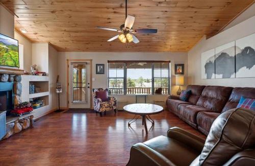 Heber Maison | Cabin with Wild Horses, Fireplace, Dog Friendly & StarLink
