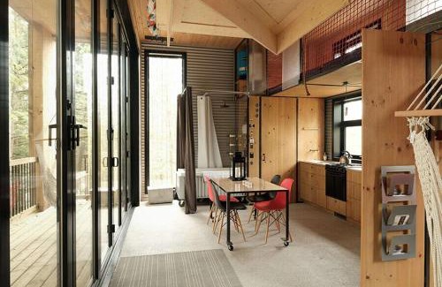 Eastman Maison | Cabin Zoobox 84