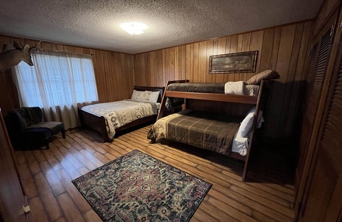 Wynne Autre | Cache Landing Lodge